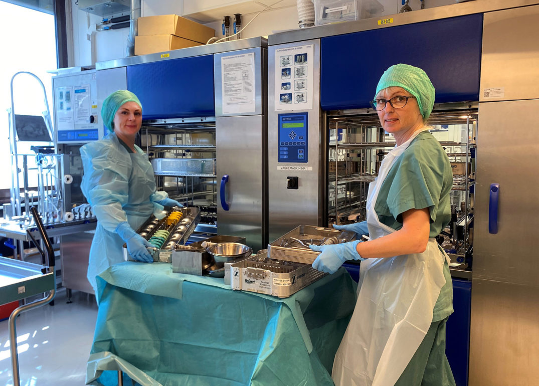 Et par kvinner i et rom