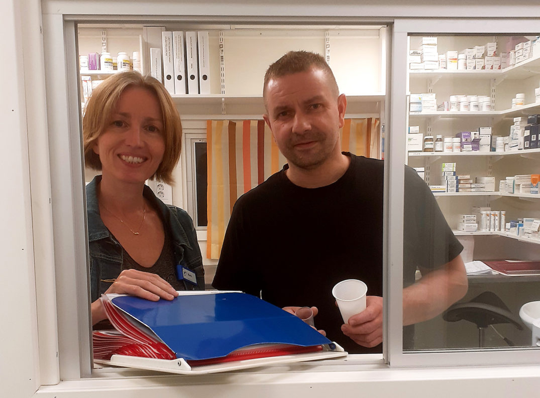 En mann og en kvinne som smiler