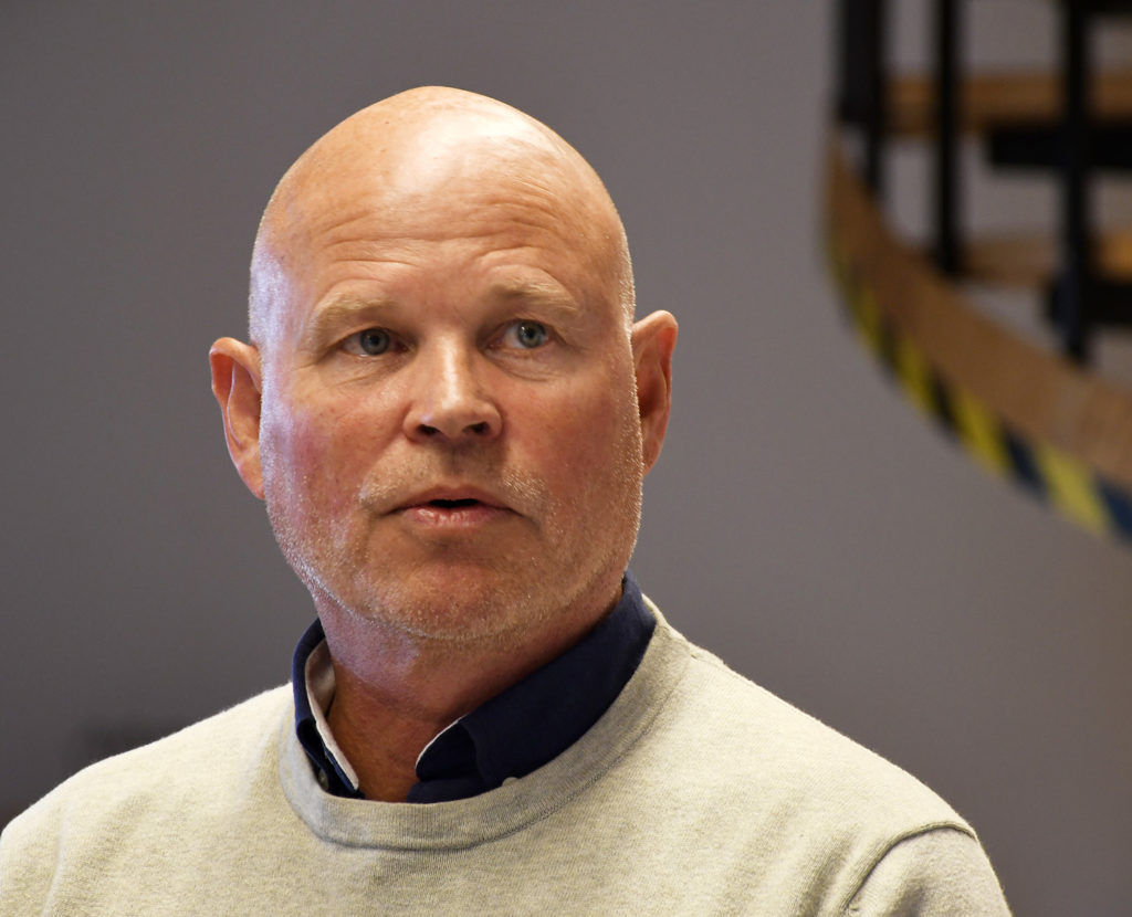 En mann med skallet hode