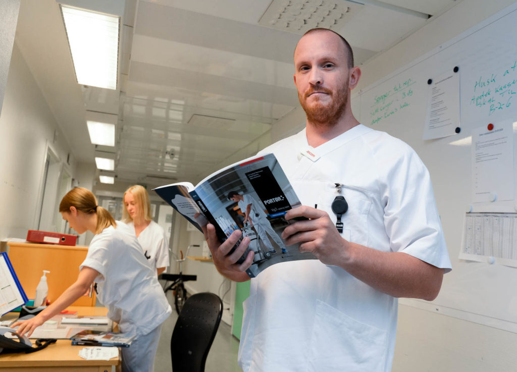 En person som holder en tavle