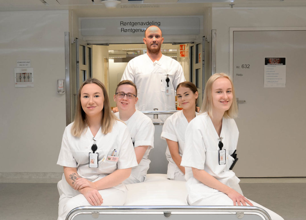 En gruppe mennesker i hvite laboratoriefrakker