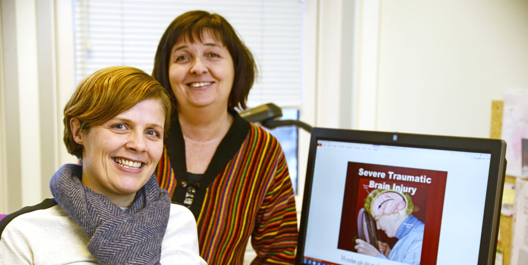 Et par kvinner som smiler