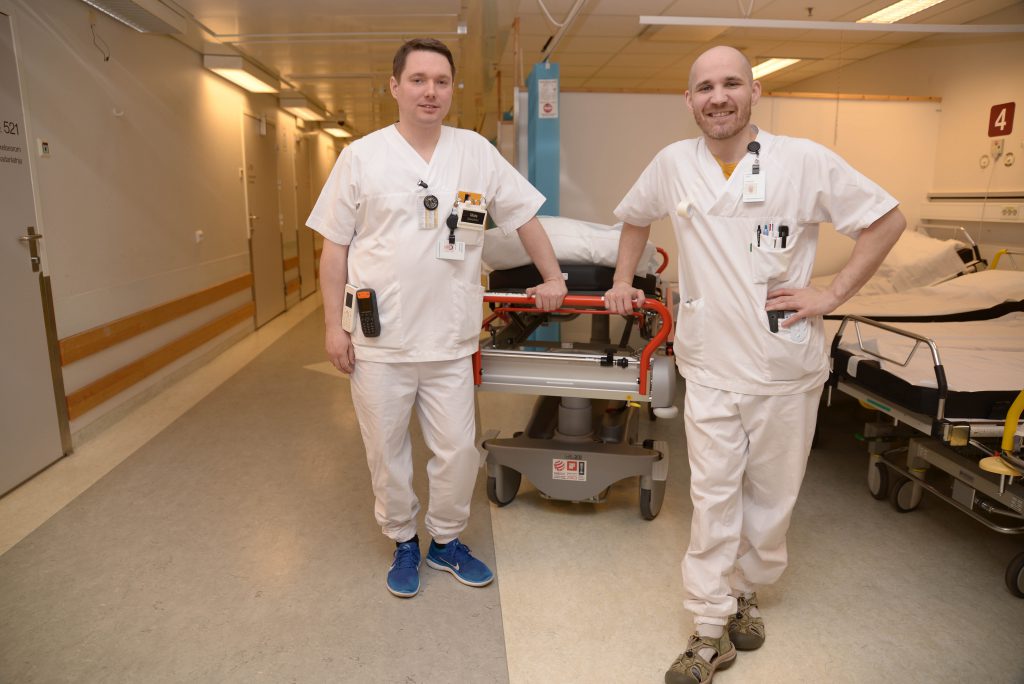 Et par menn i hvite uniformer