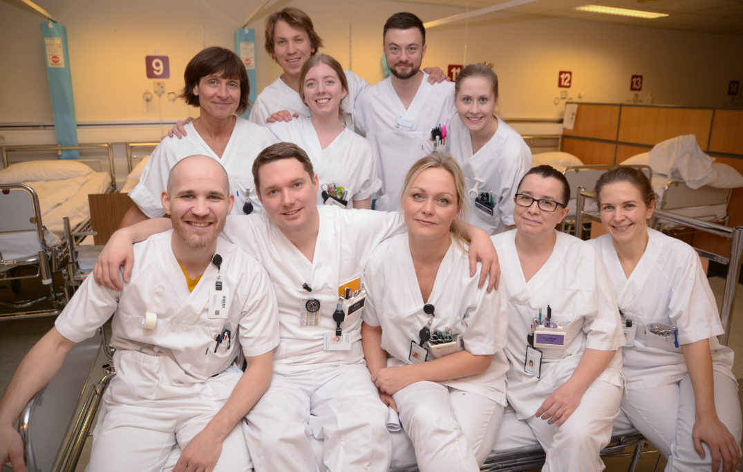 En gruppe mennesker som poserer for et bilde