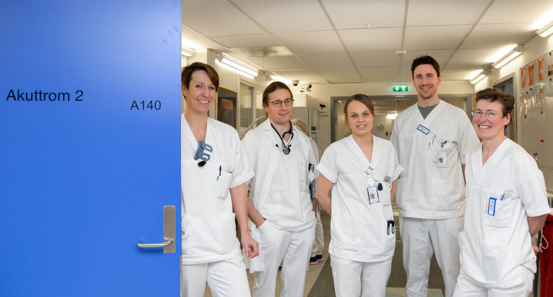 En gruppe mennesker iført hvite laboratoriefrakker