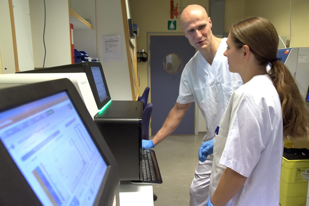 En mann og en kvinne som ser på en dataskjerm