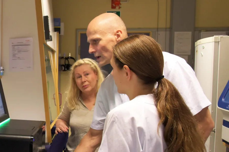 En gruppe mennesker i et rom