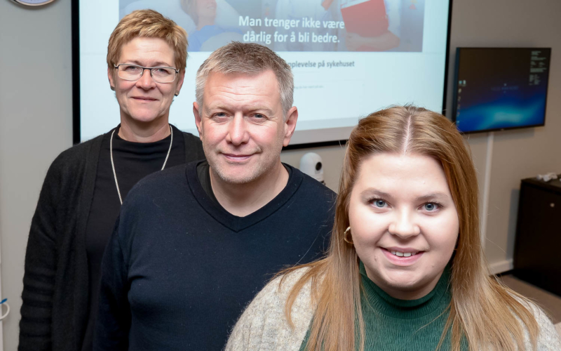 En gruppe mennesker som poserer for kameraet