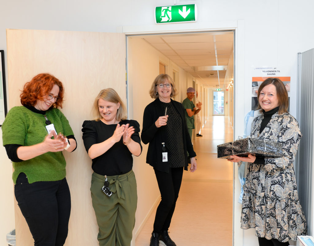 En gruppe kvinner som står i en korridor