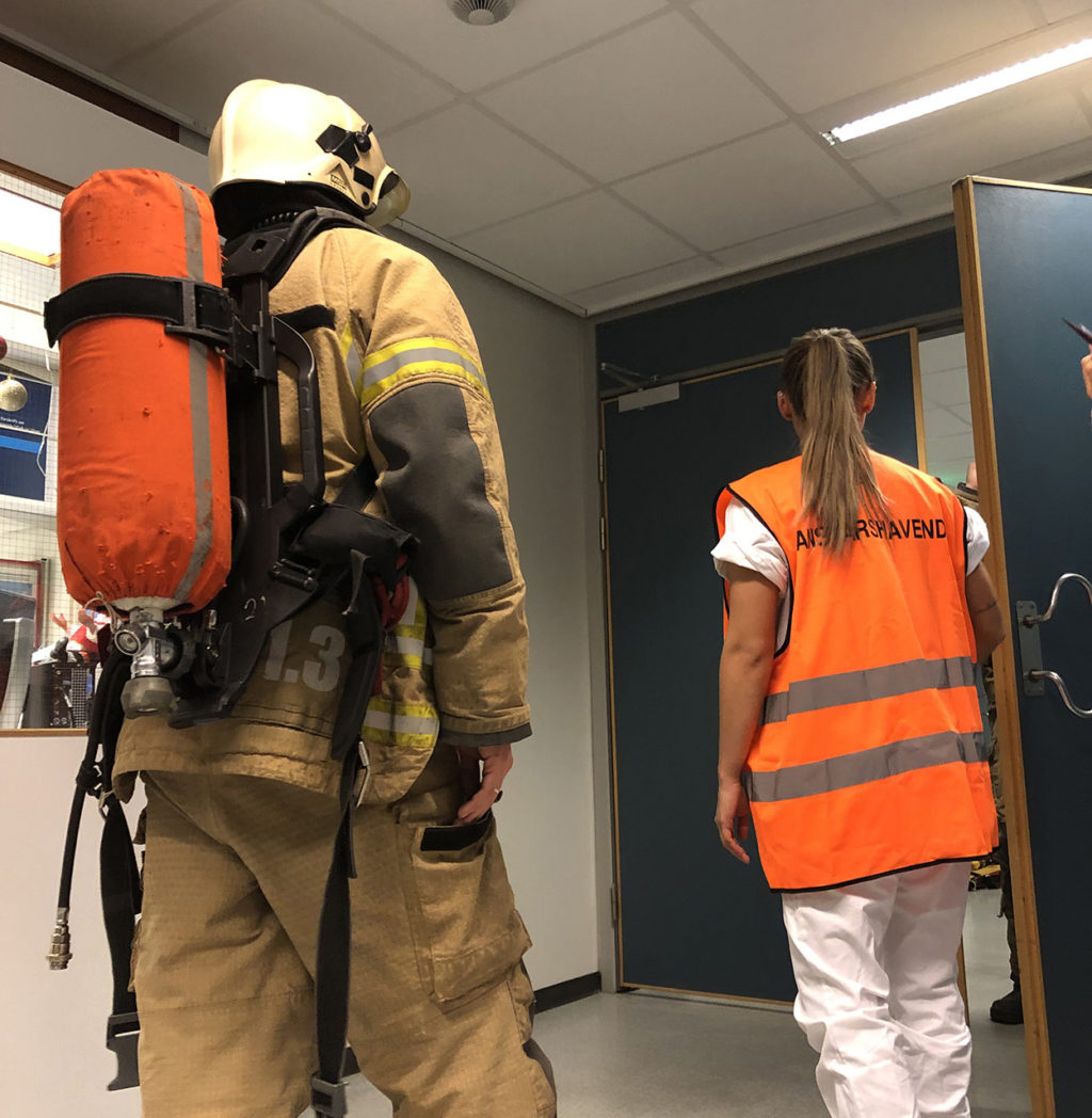 En kvinne og en mann i verneutstyr