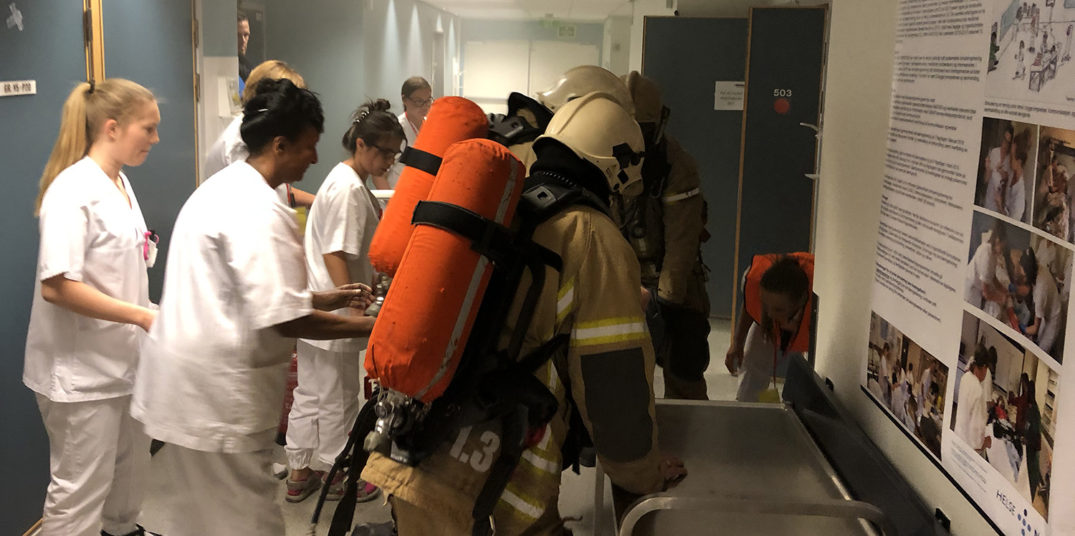 En gruppe mennesker i klær