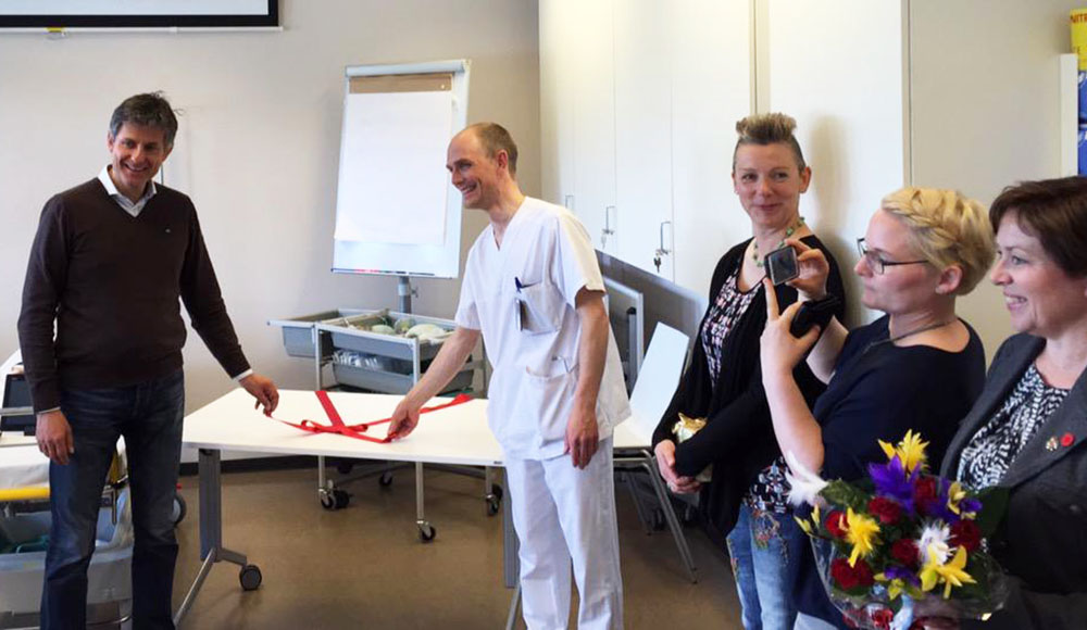 En gruppe mennesker som står rundt en person som spiller piano