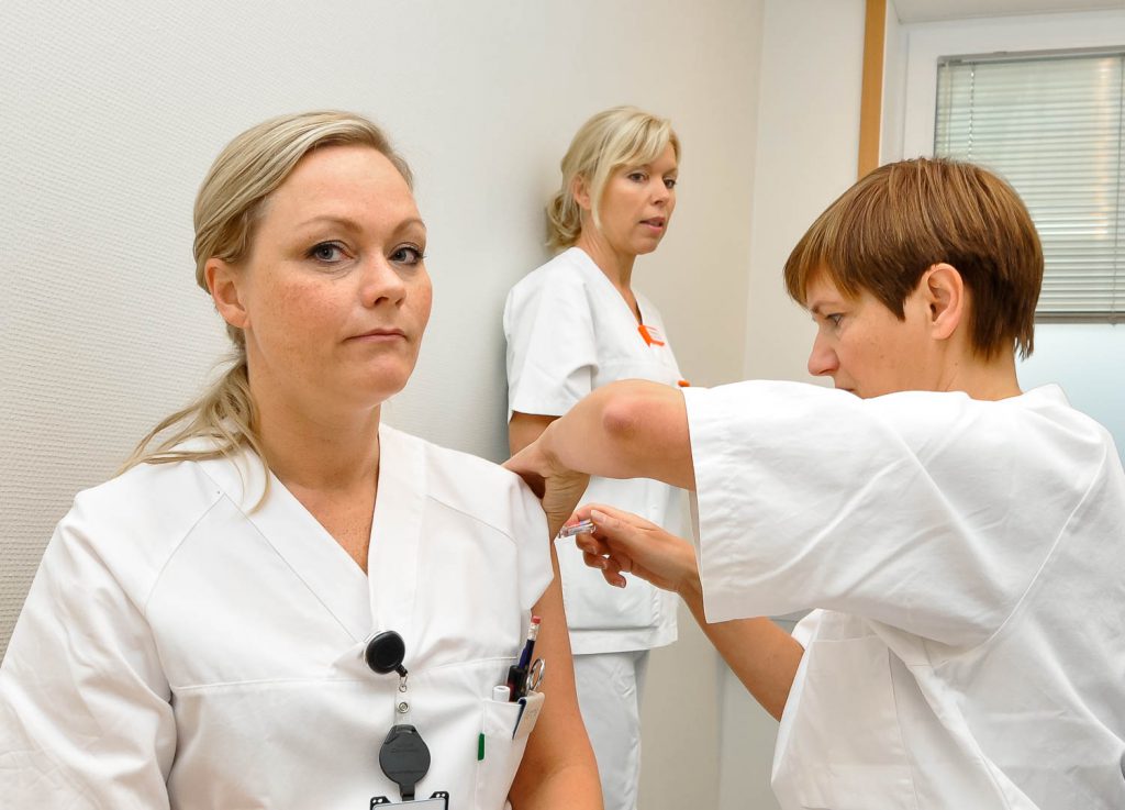 En lege som snakker med en pasient