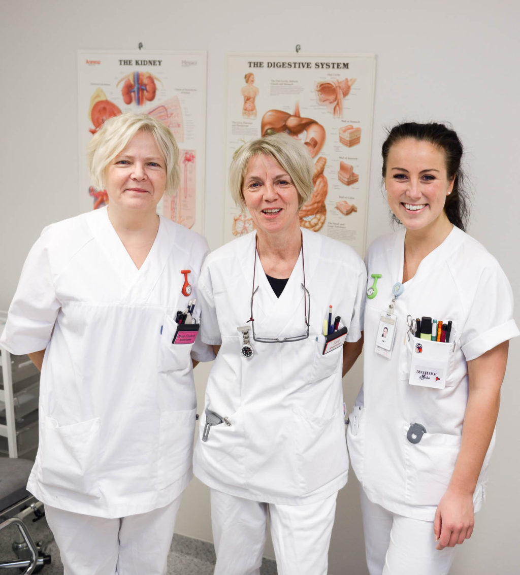 En gruppe kvinner i hvite laboratoriefrakker