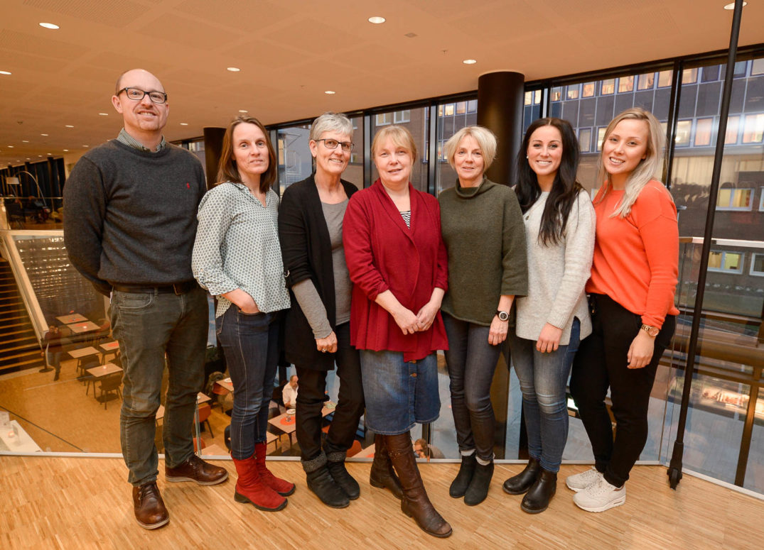 En gruppe mennesker som poserer for et bilde