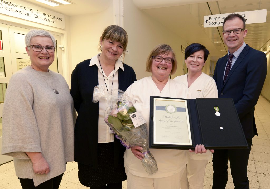 Ragnhild Ernstsen ble torsdag hyllet med Norges Vels medalje for 35 års virke ved UNN. Blant gratulantene var fra venstre: Rigmor Frøyum (Fagforbundet), Kari Holthe (assisterende klinikksjef), May-Liss Johansen (oversykepleier ortopedi- og plastikkirurgisk avdeling) og Karl Ivar Lorentzen (avdelingsleder ortopedi- og plastikkirurgisk avdeling). Foto: Per-Christian Johansen