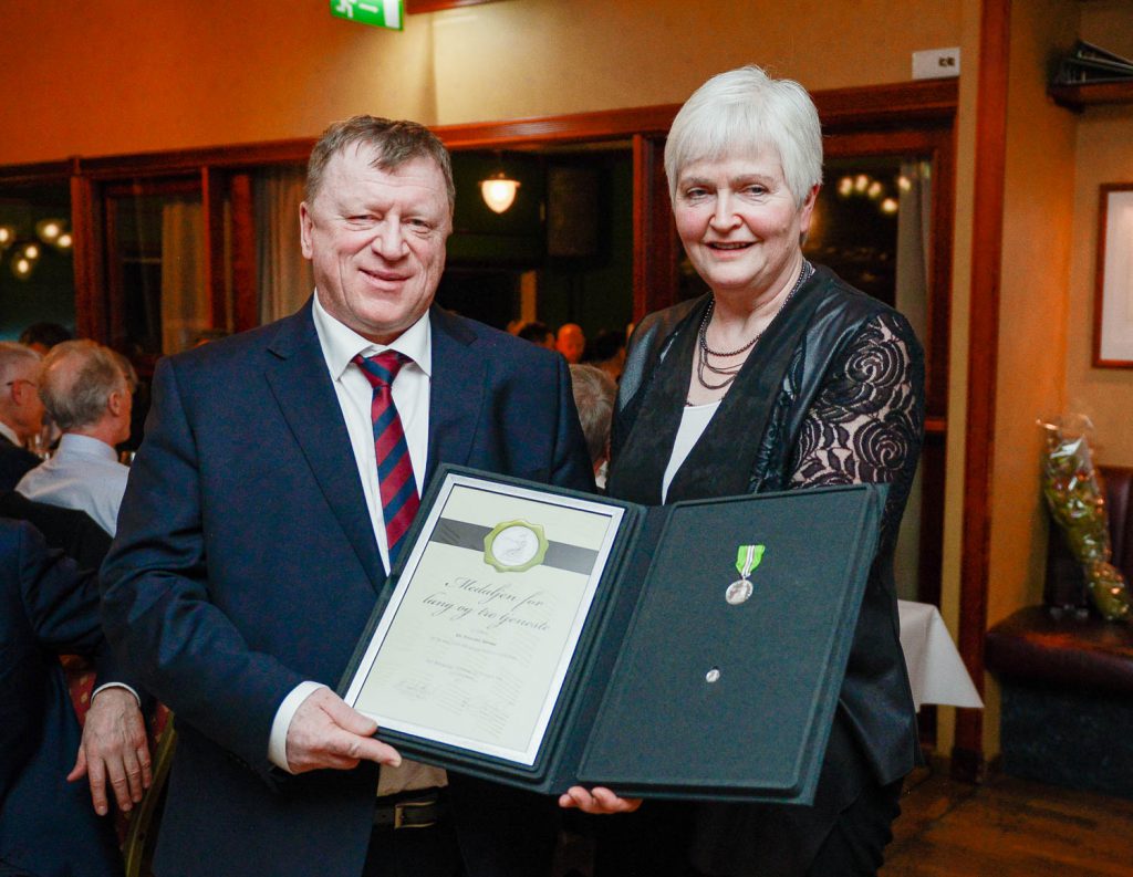 En mann og en kvinne som holder en laptop