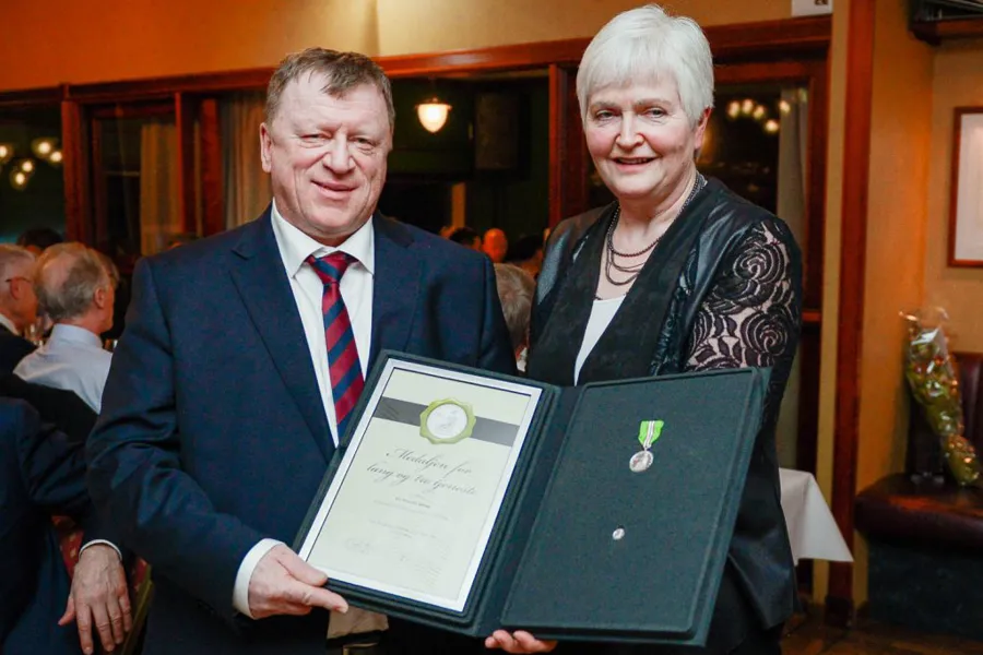 En mann og en kvinne som holder en laptop