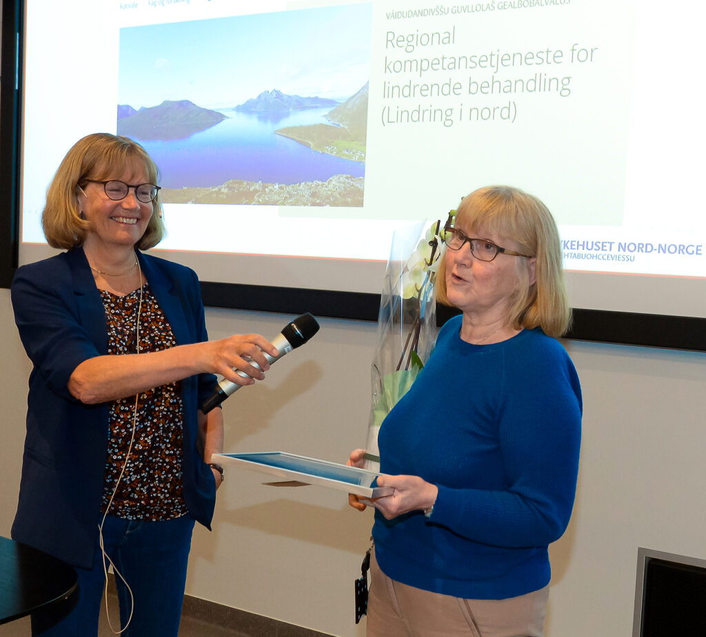 Kvinner som holder mikrofon