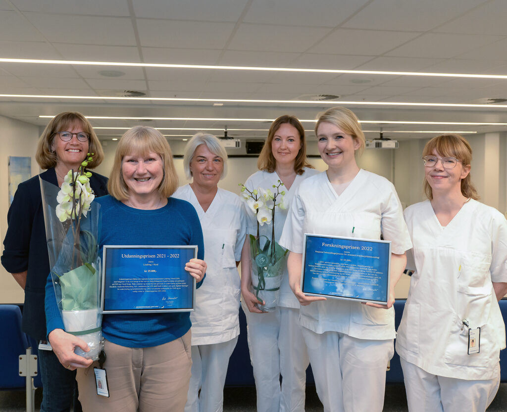 En gruppe kvinner som holder en plakett