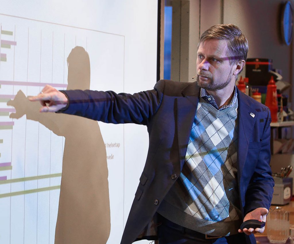 En mann som peker på en whiteboard