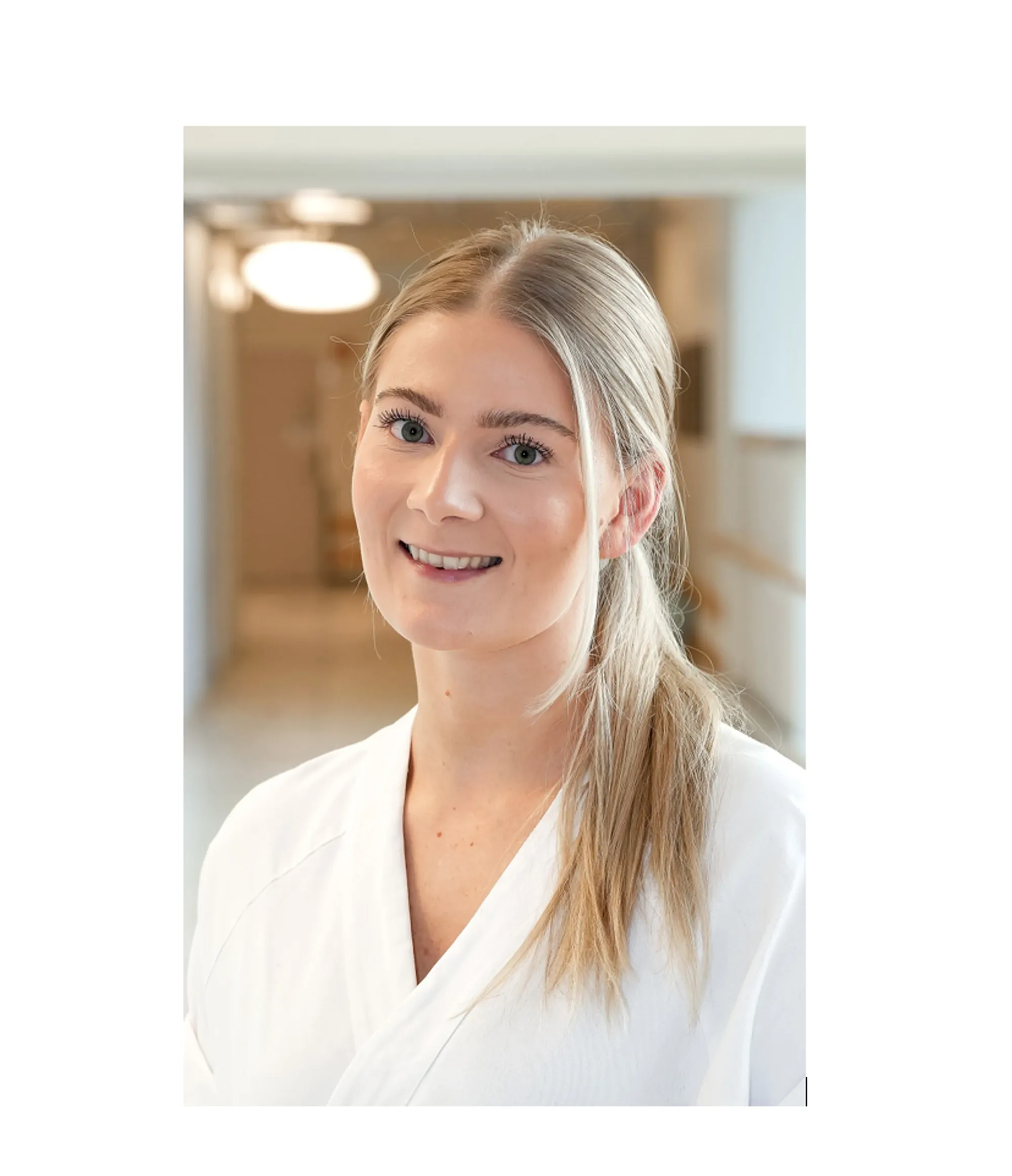 En kvinne med blondt hår
