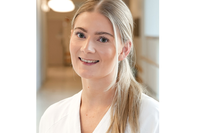 En kvinne med blondt hår