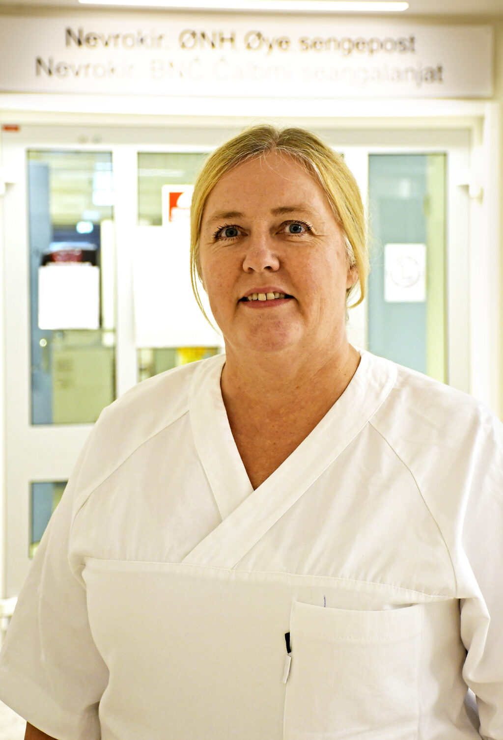 En mann iført hvit frakk