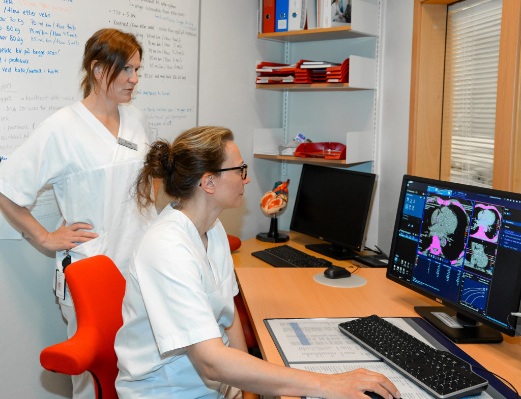 En person som viser en pasient noe på datamaskinen