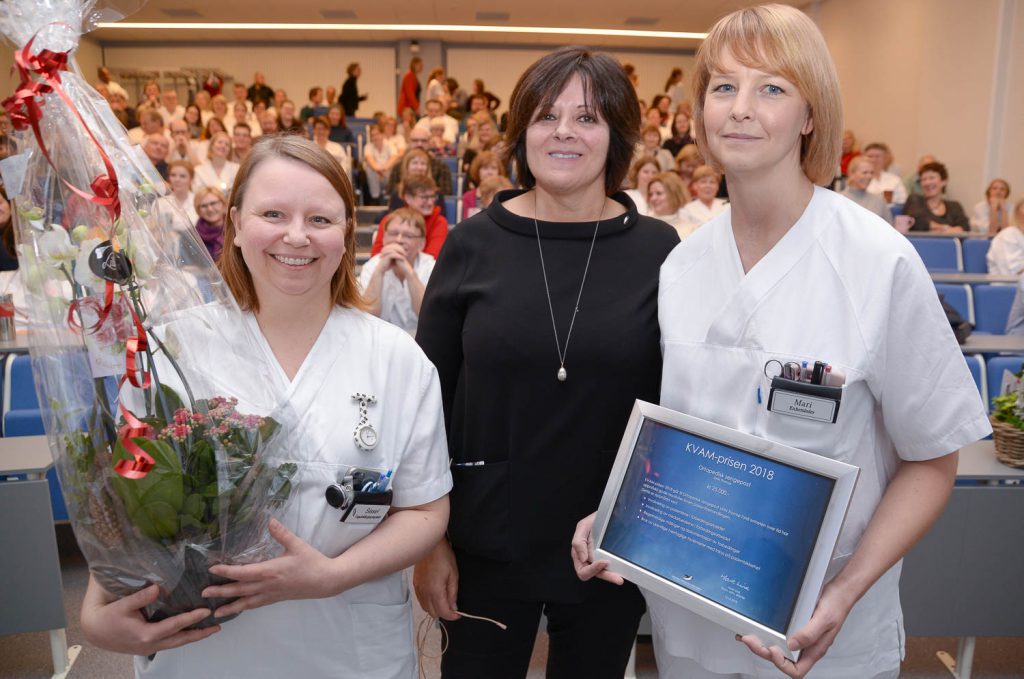 En gruppe kvinner som holder blomster