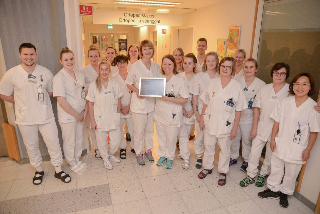 En gruppe mennesker iført hvite skjorter