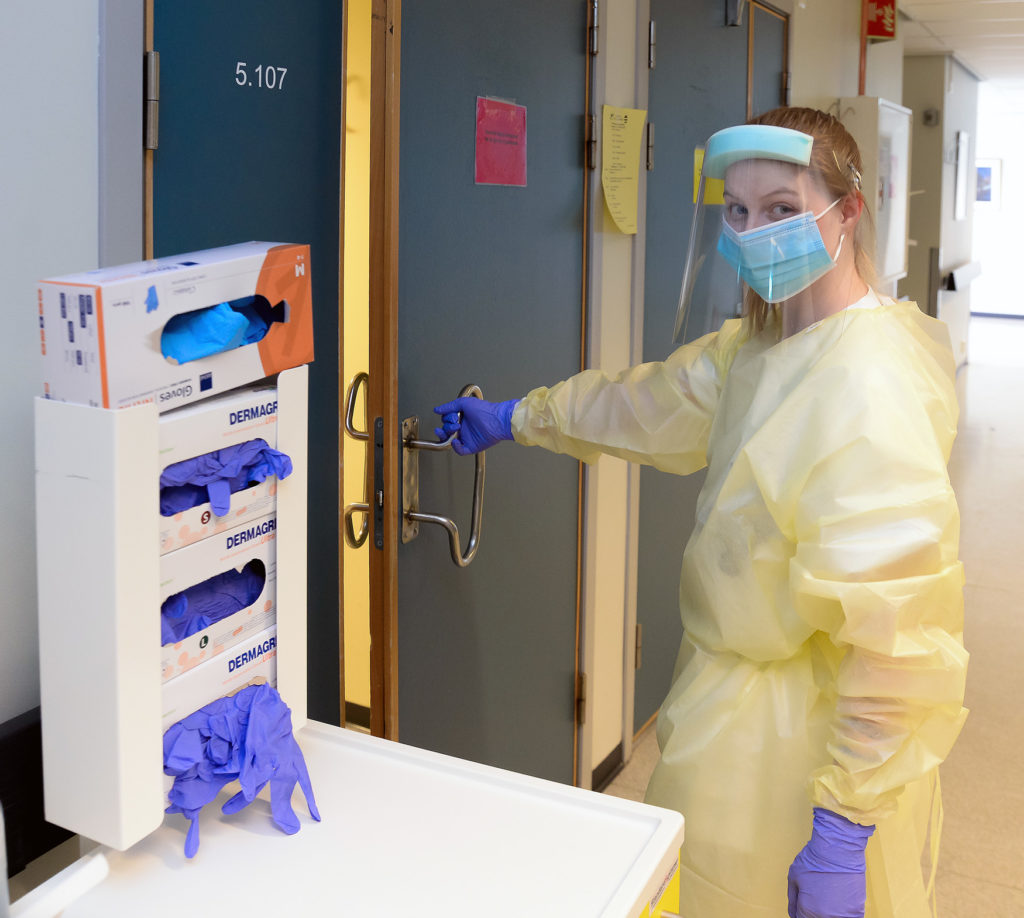 En person som bærer maske og maske