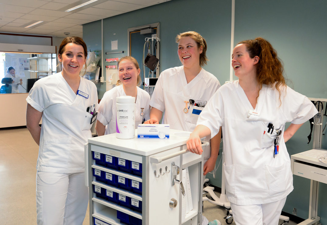 En gruppe kvinner i hvite laboratoriefrakker