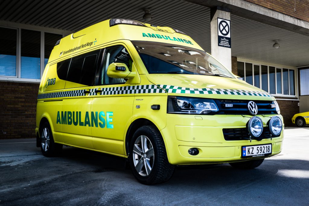 En gul og grønn varebil