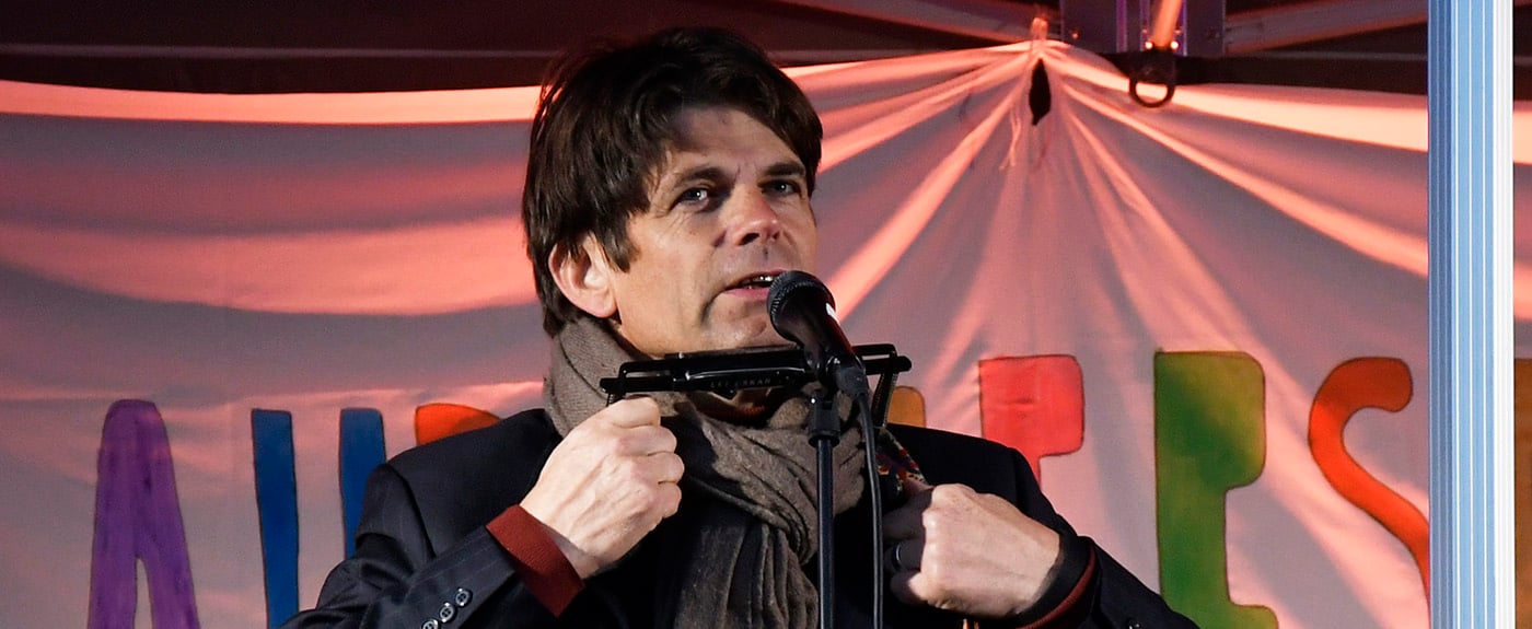 En mann som holder en pistol