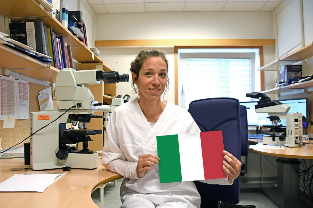 En person som holder en bok