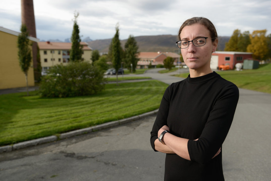 En mann som står i en gate