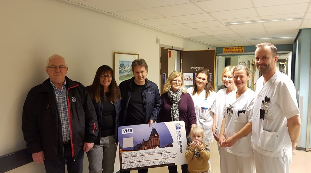 En gruppe mennesker som poserer for et bilde