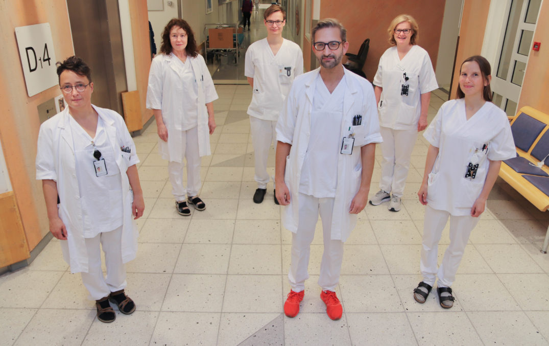 En gruppe mennesker iført hvite karateuniformer