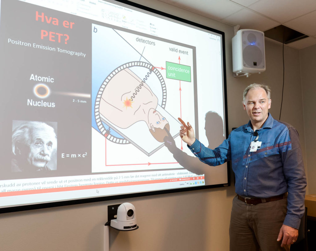 En person som peker på en whiteboard