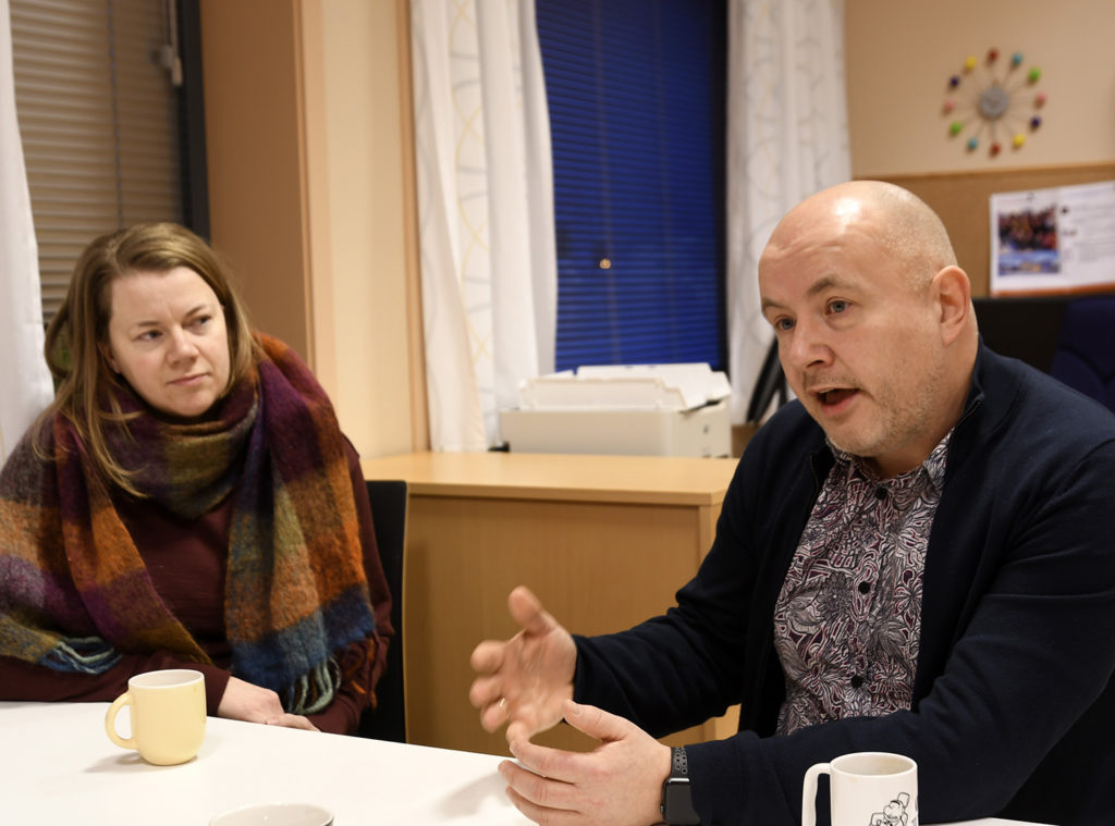 En mann og en kvinne som sitter ved et bord