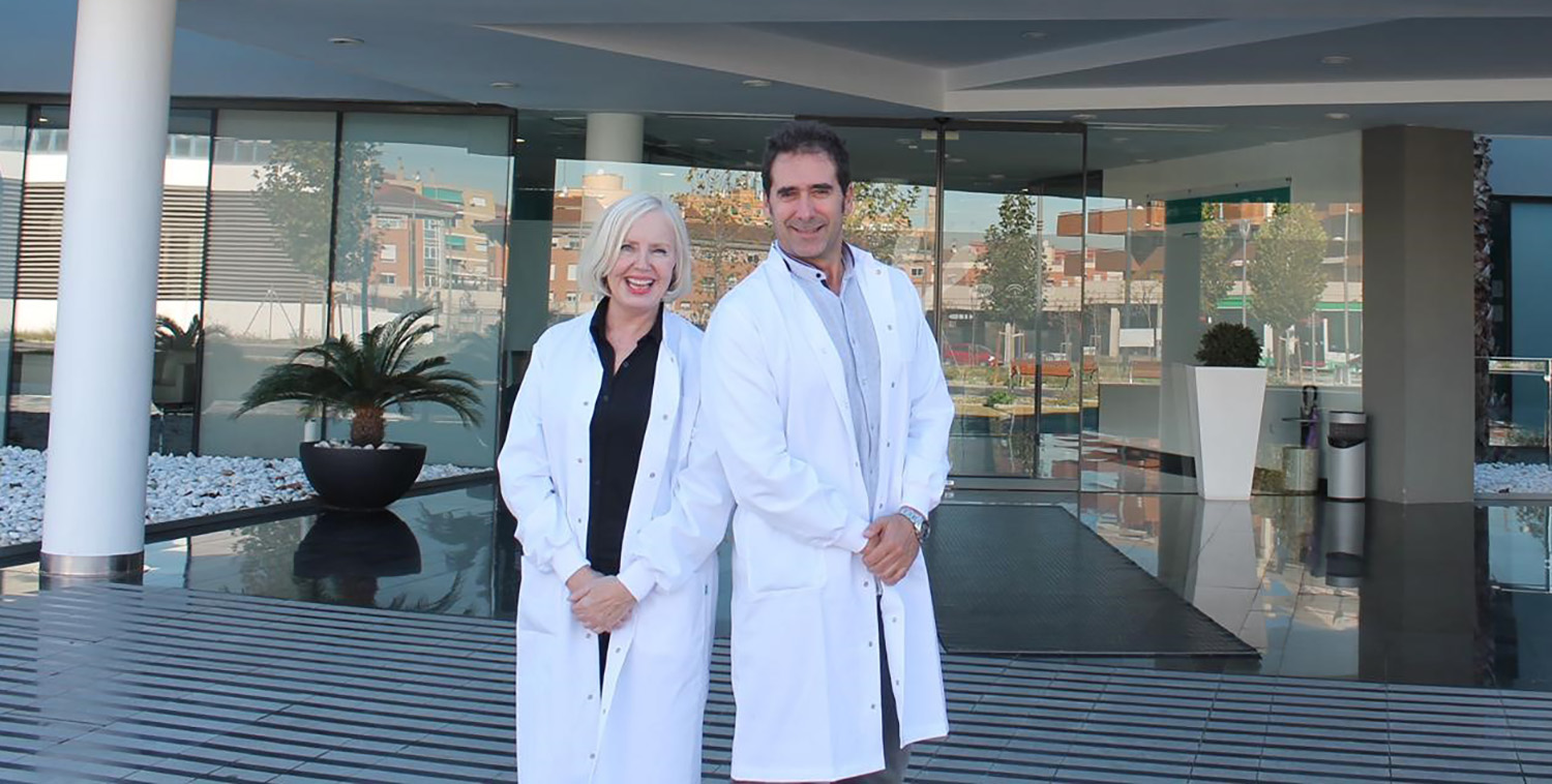 En mann og en kvinne i hvite frakker