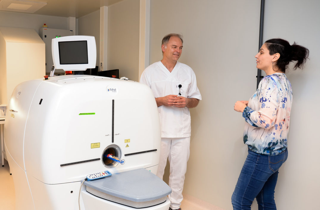 En mann og en kvinne står ved siden av en maskin