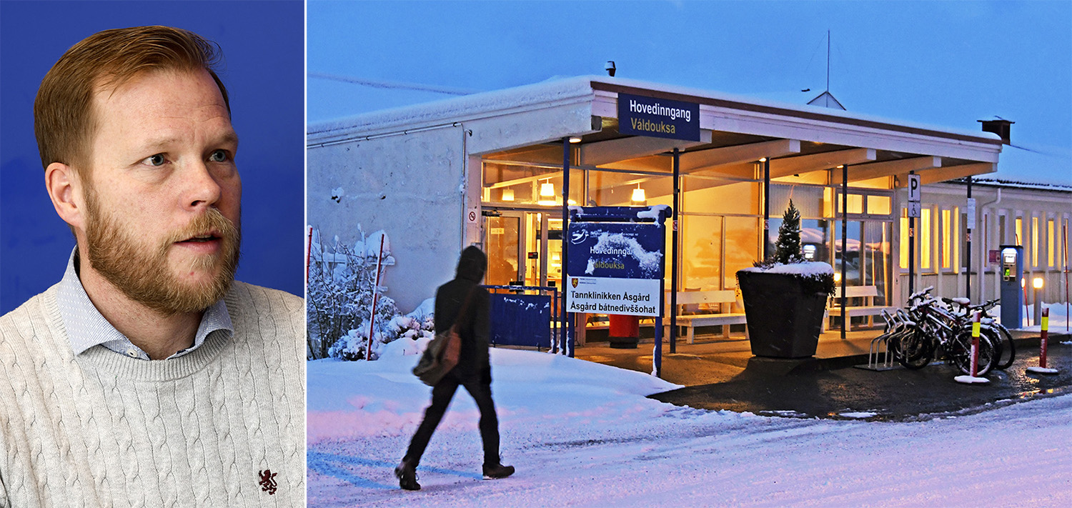 En mann som står foran en bygning med et skilt på