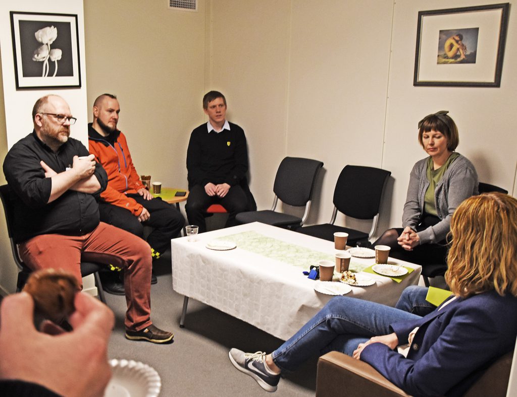 En gruppe mennesker som sitter rundt et bord