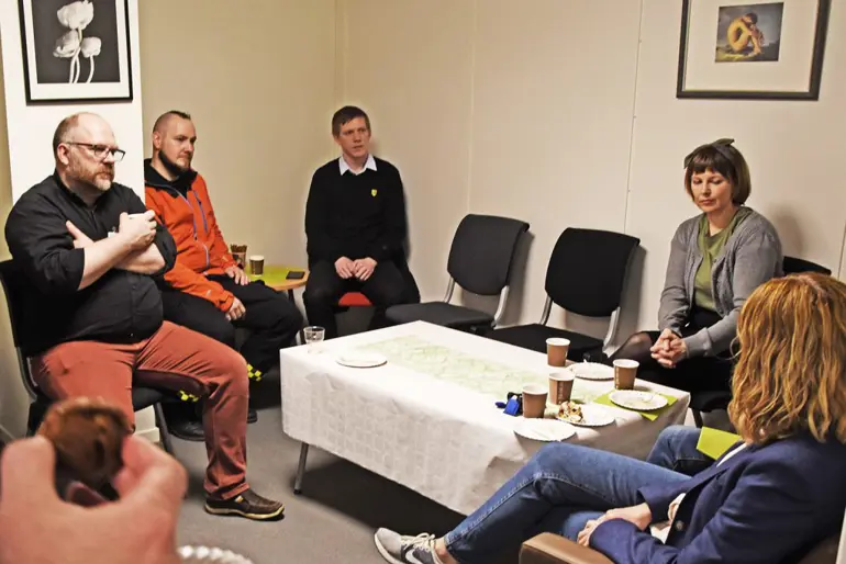 En gruppe mennesker som sitter rundt et bord