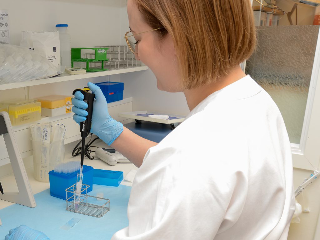 En person i laboratoriefrakk