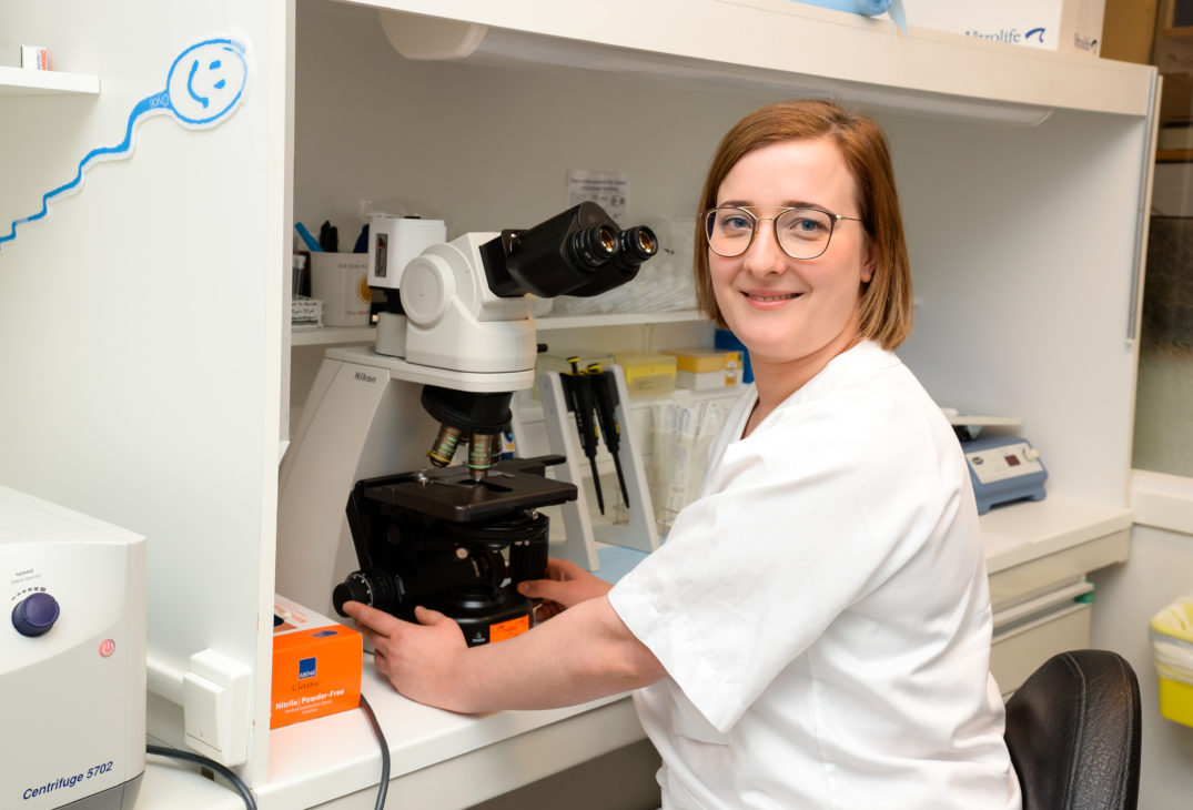 En person i laboratoriefrakk