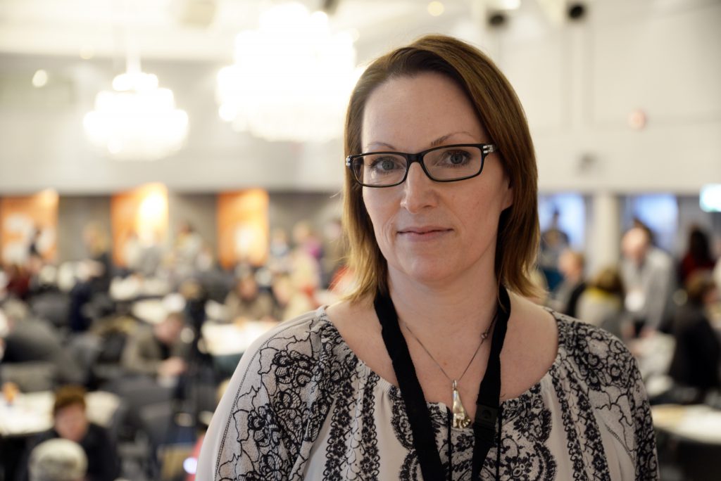 En person med briller