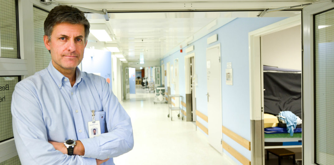 En mann som står på et sykehusrom